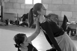 Photo illustation de l'atelier chorégraphique - 2 danseuses, l'une en appui sur le sol soutien l'autre de son bras